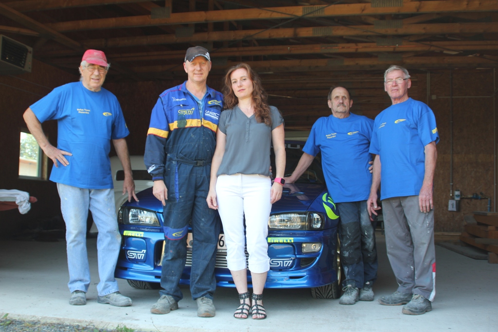 Das Team der Autolackiererei Pizzardini vor dem Rallye-Fahrzeug